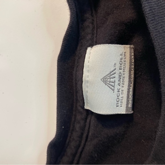 ROCK AND ROLL HALL OF FAME MUSEUM SKULL & GUITARS BLACK T-SHIRT -SIZE L - Picture 3 of 5